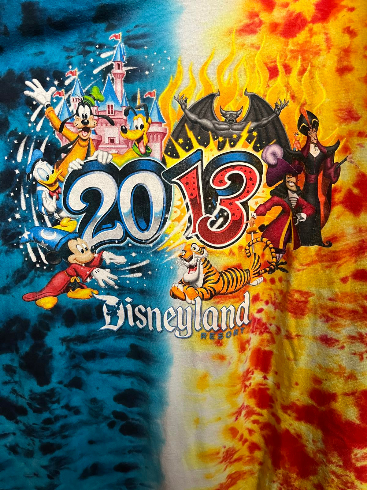 Disney Parks 2013 Good vs Evil T-shirt Disneyland Resort XL